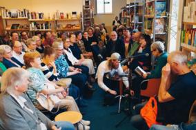 Lesungen finden in der Fouqué-Bibliothek regelmäßig statt.