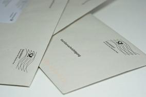 Symbolbild Briefwahl: Briefe mit der Aufschrift "Wahlbenachrichtigung"