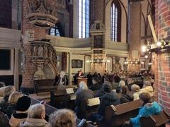 Ein Mann spricht an einem Pult in der St. Gotthardtkirche