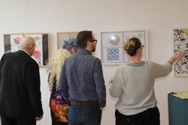 Besucher beim Betrachten der Bilder.