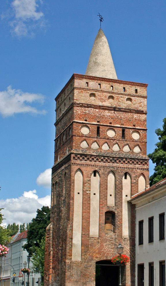 viereckiger Turm mit rundem Spitzdach