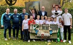 Die Brandenburger Waldkicker besuchten mit Oberbürgermeister Steffen Scheller in Potsdam Ministerpräsident Dietmar Woidke.
