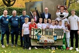 Die Brandenburger Waldkicker besuchten mit Oberbürgermeister Steffen Scheller in Potsdam Ministerpräsident Dietmar Woidke.