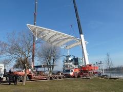 Das segelförmige Membrandach schwebt in der Luft.