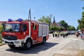 Festumzug zum 100. Geburtstag der freiwilligen Feuerwehr Schmerzke.