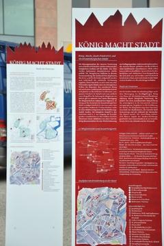 Zwei von acht Tafeln, die in der Innenstadt aufgestellt sind.