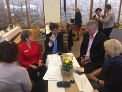 Oberbürgermeisterin im Gespräch mit der Behindertenbeauftragten Katrin Tietz (links) und dem Vorsitzenden des Landesverbandes der Gehörlosen Brandenburg e.V., Steffen Helbing (Mitte)