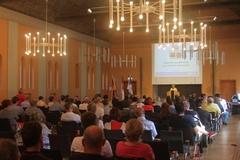 Mit Aufmerksamkeit verfolgten die zahlreichen Zuhörer die Ausführungen der Oberbürgermeisterin.