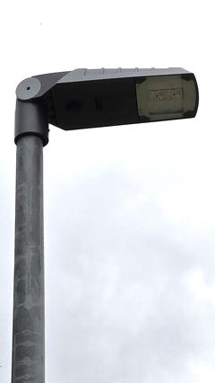 Diese 4 Meter hohen LED-leuchten erhellen beispielsweise den Fußweg entlang der Straßenbahnlinie in der Magdeburger Landstraße.