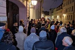 Pogrom-Gedenken vor der Ritterstraße 92, in der einst die jüdische Familie Schwarz zuhause war.