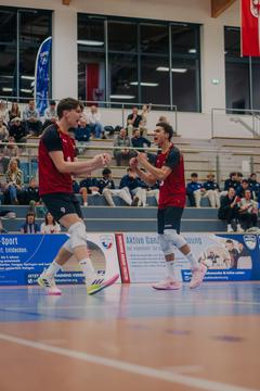 Zwei erfolgreiche Spieler freuen sich.