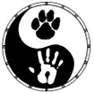 rundes Logo in Anlehnung an das Ying-Yang-Zeichen mit einem stilisierten Pfotenabdruck und einem menschlichen Handabdruck