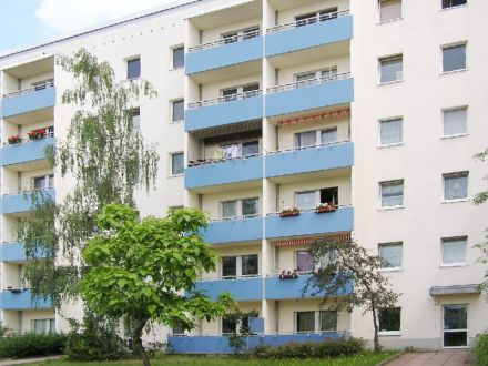 Ein Wohngebäude mit Balkonen
