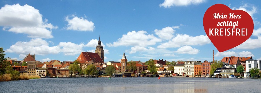 Wasseransicht der Stadt Brandenburg und ein rotes Herz mit dem Schriftzug "Mein Herz schlägt kreisfrei"