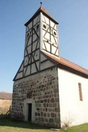 Dorfkirche mit Kirchturm und Eingang