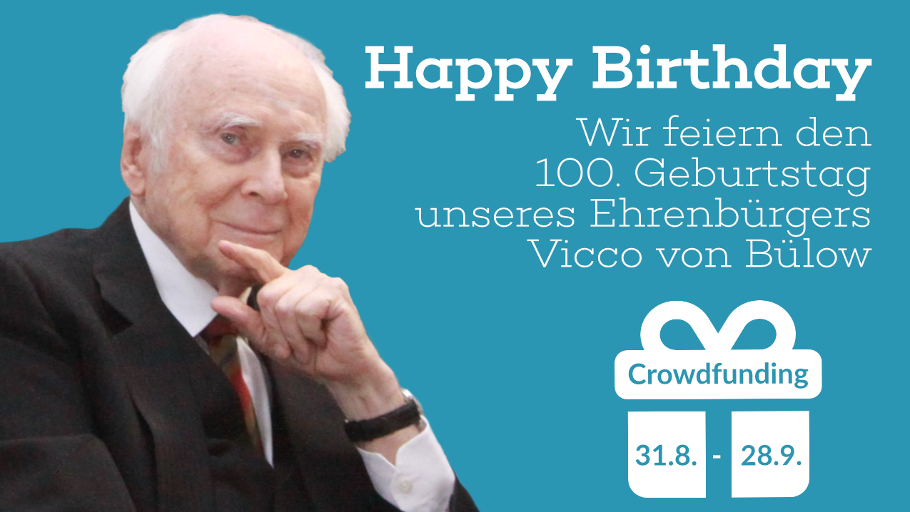Foto von Vicco von Bülow und Text: Happy Birthday. Wir feiern den 100. Geburtstag unseres Ehrenbürgers Vicco von Bülow. Crowdfunding 31.8.-28.9.