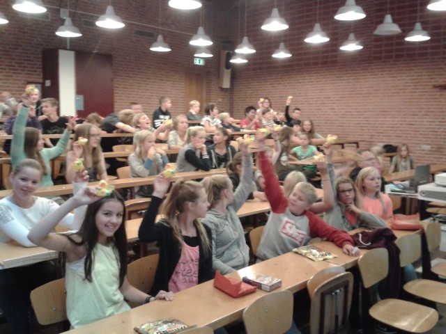 Ballerup deutsche und dänische Schüler mit der Quietscheente