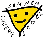 Gelbes Dreieck mit Gesicht (2 schwarze Punkte für die Augen, ein Stich für den Mund), an dessen 3 Seiten "Galerie, Sonnen und Segel" in schwarz geschrieben steht