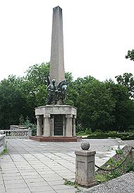 Obelisk mit Figuren