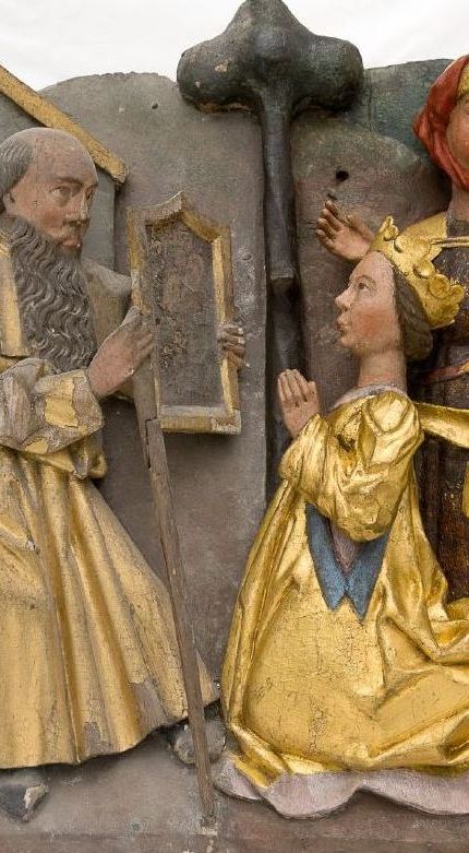 Bekehrung der Hl. Katharina, Relief aus der Predella des Hochaltars der St. Katharinenkirche. Linke Hälfte Vorzustand, rechte Hälfte Restaurierungsprobefläche. (Aufnahme: Thoralf Herschel) 